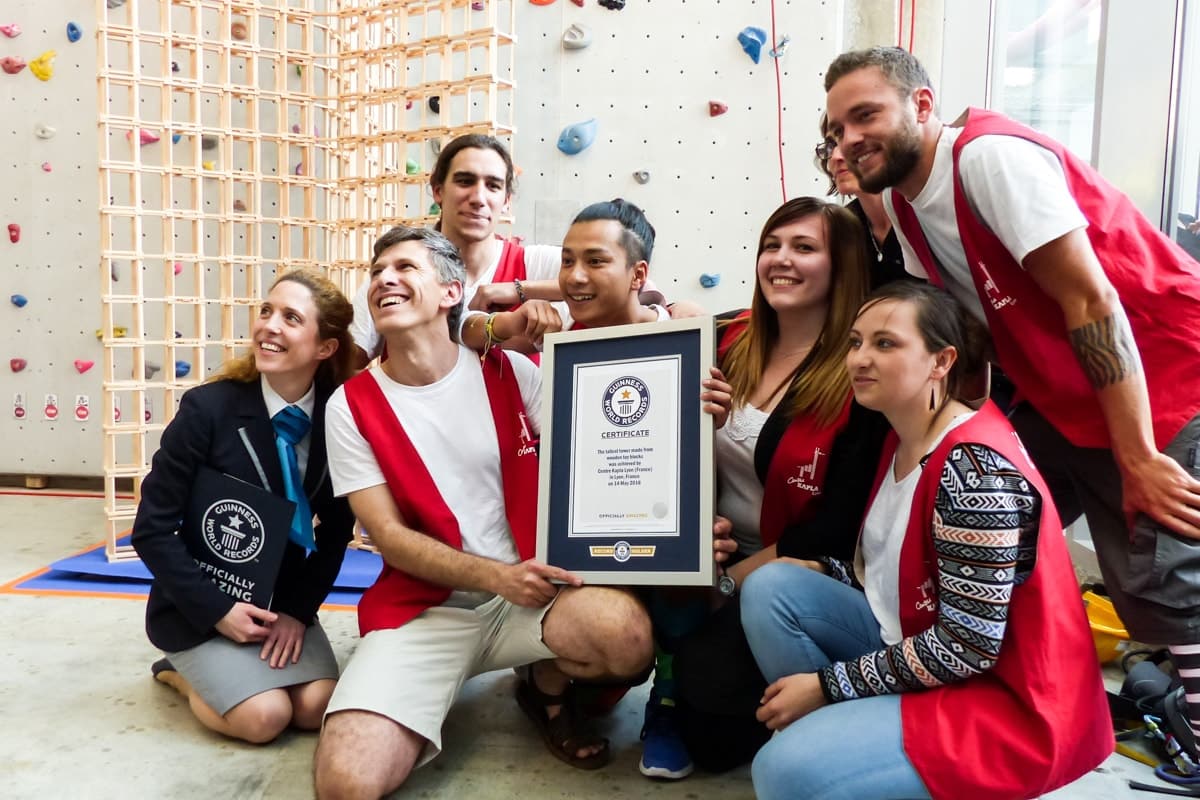 Toute l'équipe du Centre Kapla Lyon réunie autour du certificat de record du monde