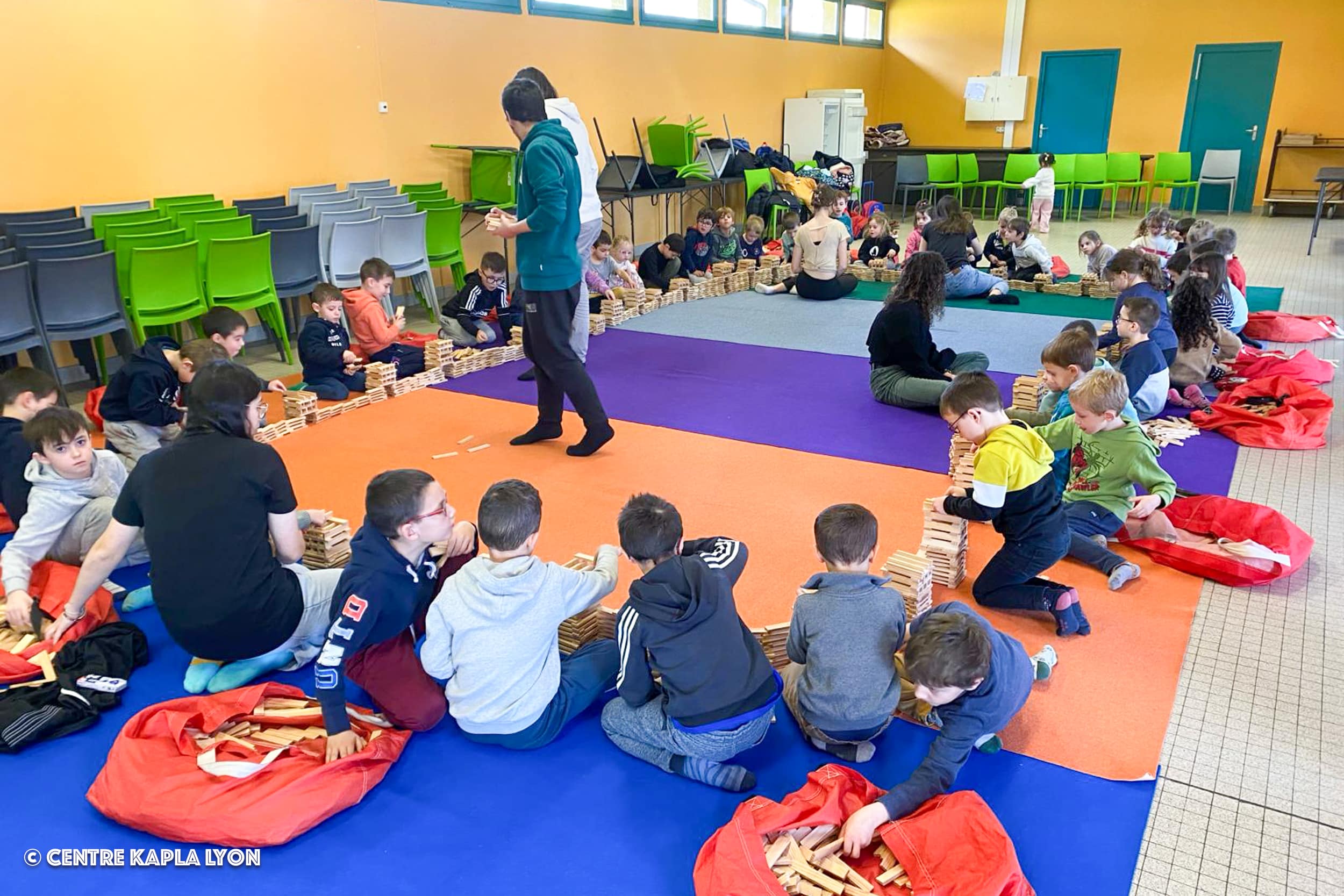 Des enfants réunis lors d'une intervention scolaire du Centre Kapla Lyon