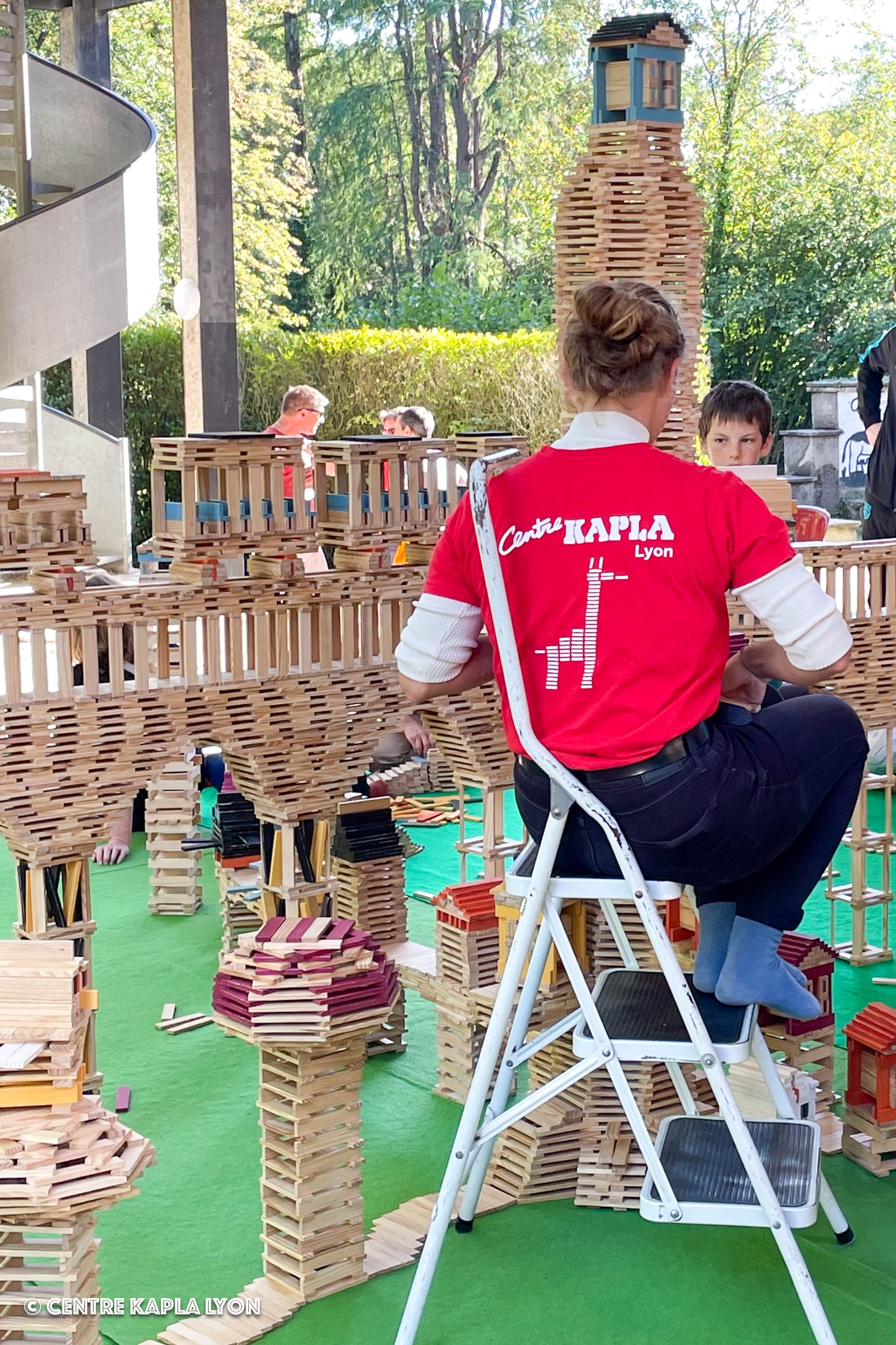 Une animatrice du Centre Kapla Lyon lors d'une animation en plein air